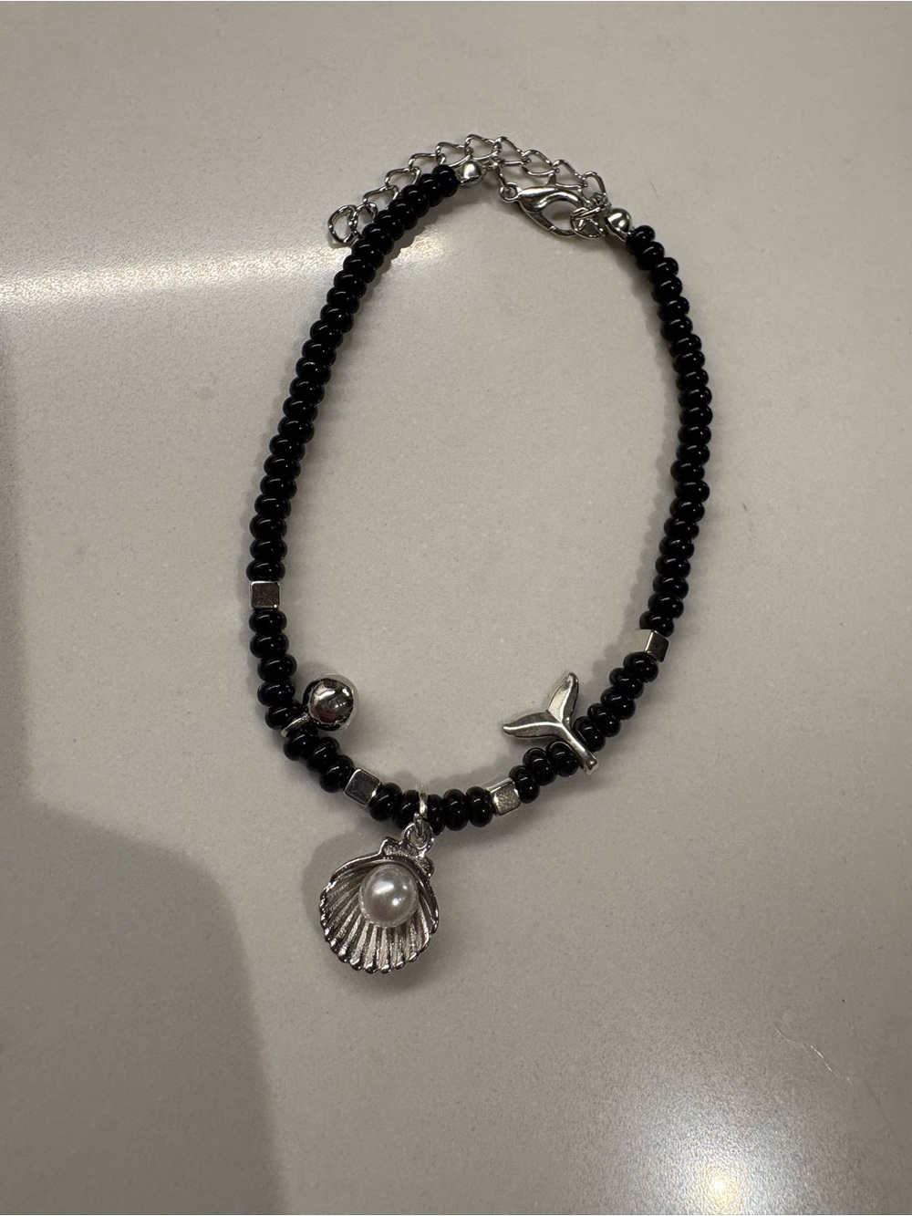 Black Beaded Seashell Pendant Anklet with Pearl Accent